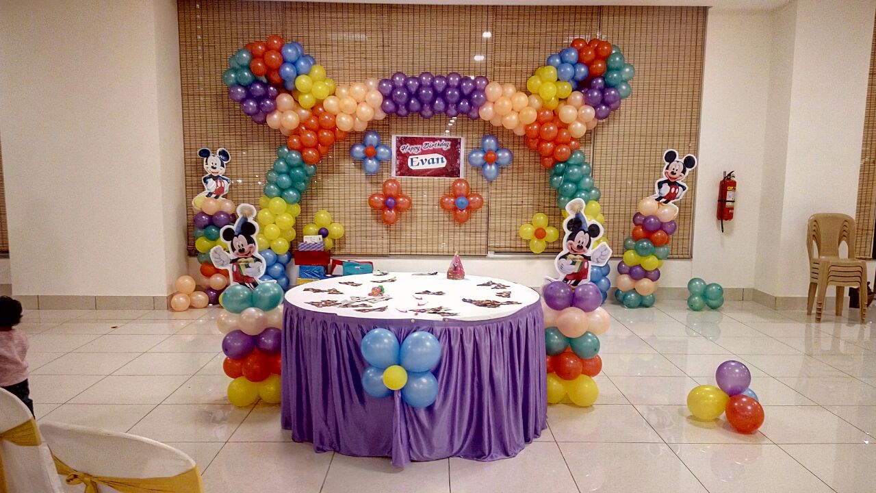 Mickey mouse balloon decoration