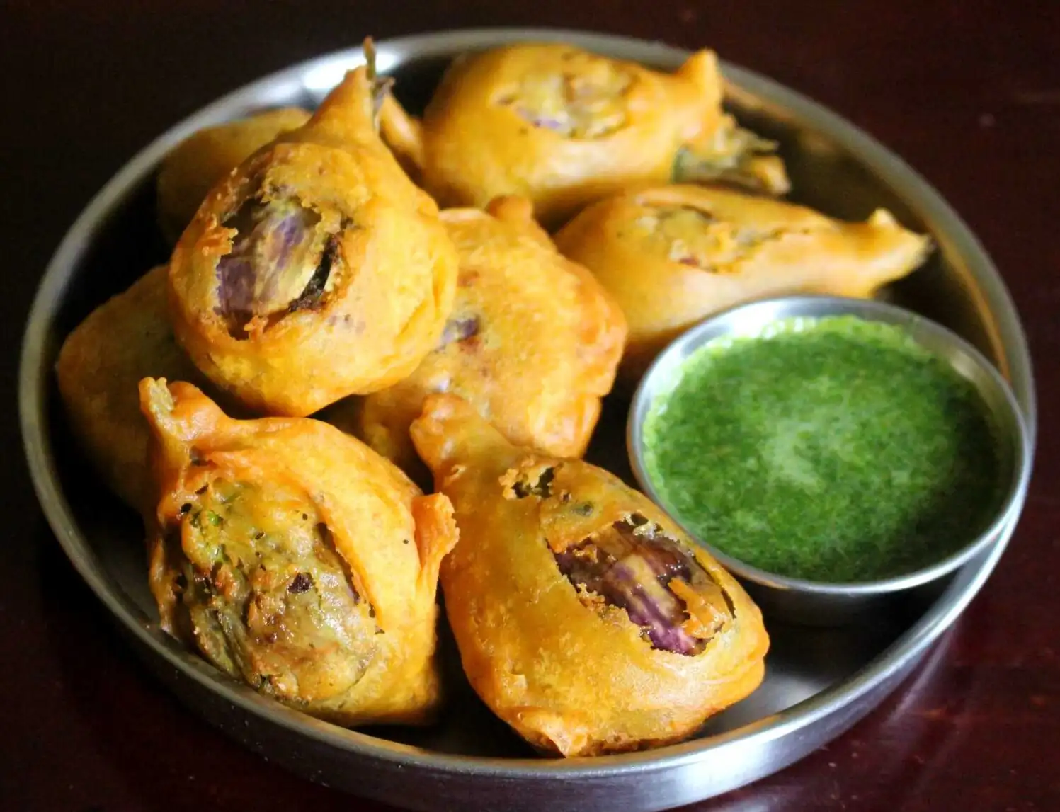 Crispy brinjal bajji served with chutney