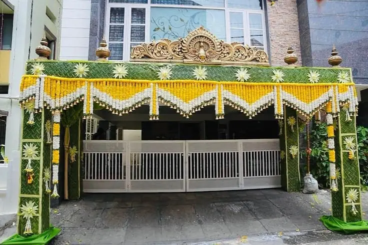 Modern chappara floral design with stylish flower arrangements for housewarming