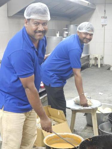 Hiibangalore-catering-services-cooks-preparing-chilli-bhajji-and-veg-rolls-in-andhra-style-wedding-catering