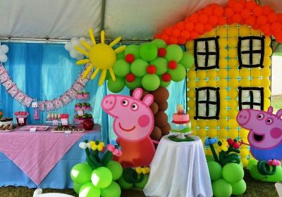 Peppa pig themed birthday event decorations